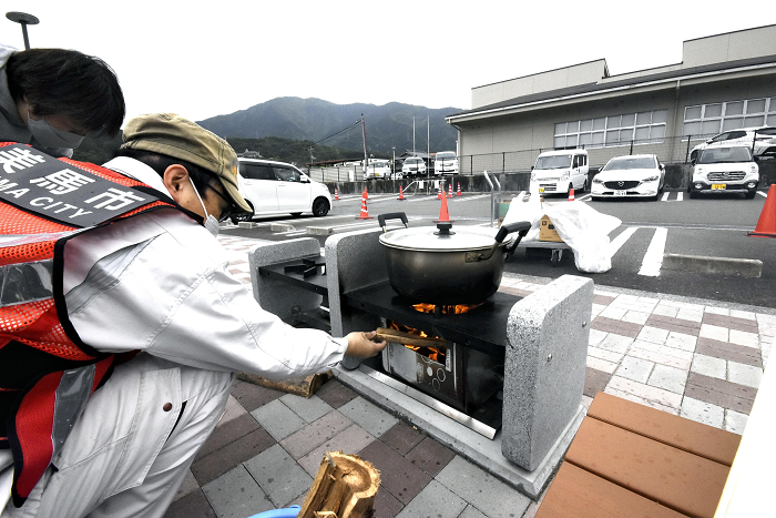 災害時の車中泊対応で市役所駐車場にかまどベンチ！徳島・美馬市